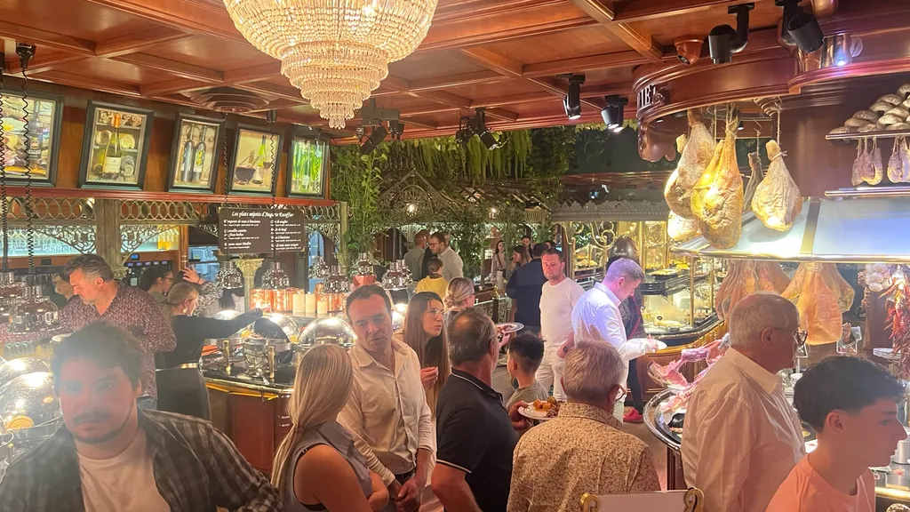 Die Buffethalle mit Rotisserie, Kronleuchtern und hängenden Schinken