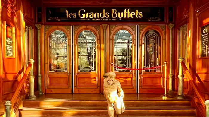 Der Eingang von Les Grands Buffets mit goldener Schrift