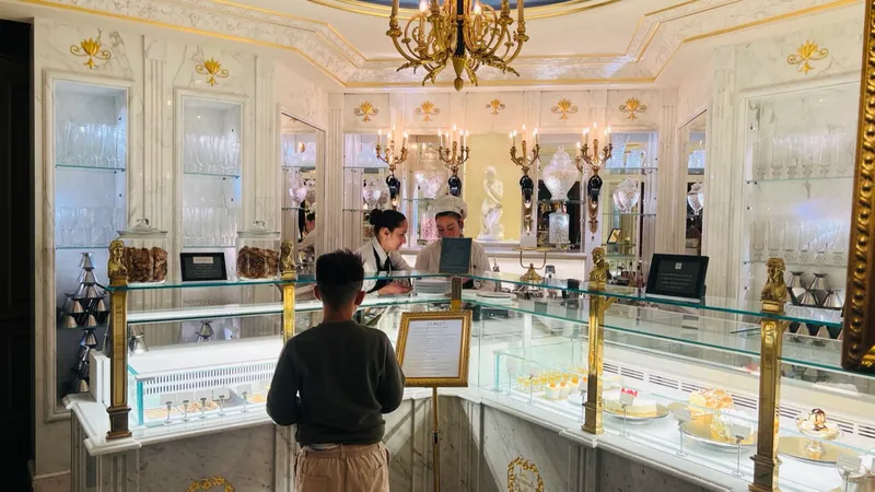 Die Eisdiele im barocken Pariser Stil — Heimat des Trou Normand