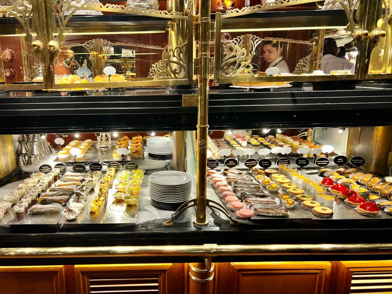Die Patisserie-Theke: Macarons, Éclairs und Törtchen so weit das Auge reicht