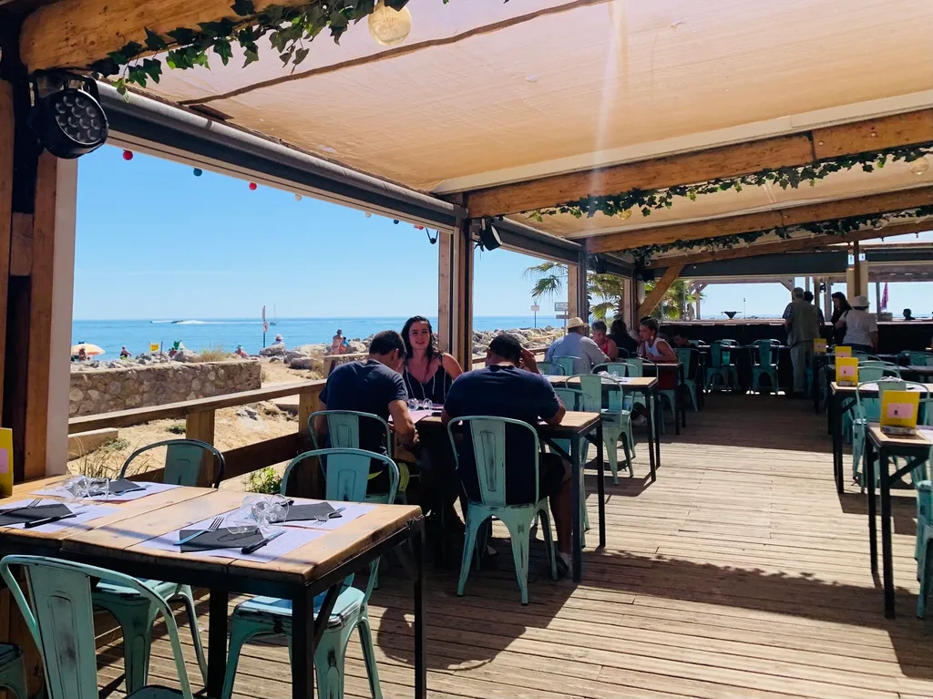 Terrasse des Strandrestaurants Le Paparazzo in Gruissan mit Blick aufs Meer