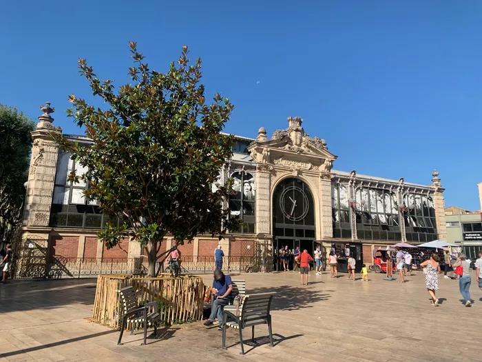 Die Belle-Époque-Fassade von Les Halles de Narbonne