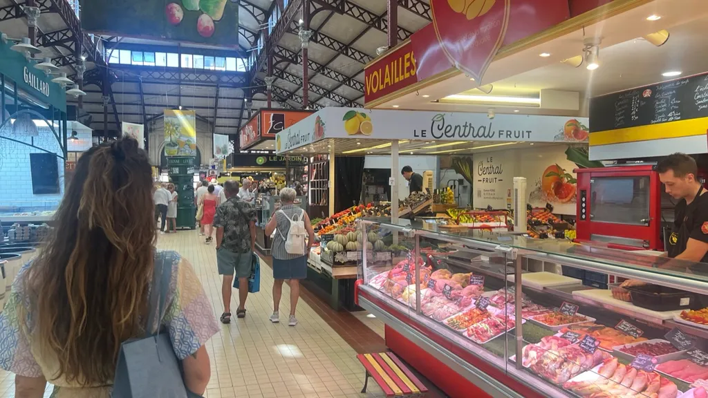 Marktgang in Les Halles mit Geflügel- und Obstständen