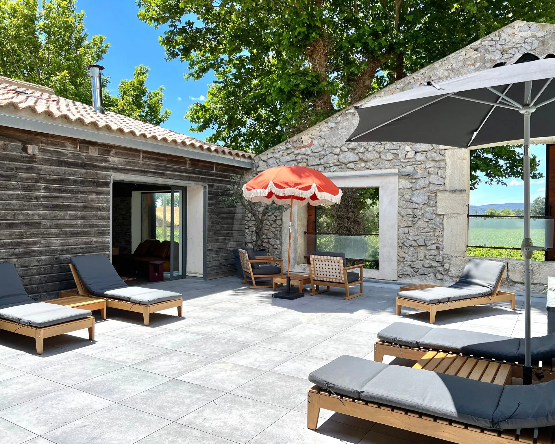Pool-Terrasse des Penthouse mit Blick durch die Steinfenster auf die Weinberge
