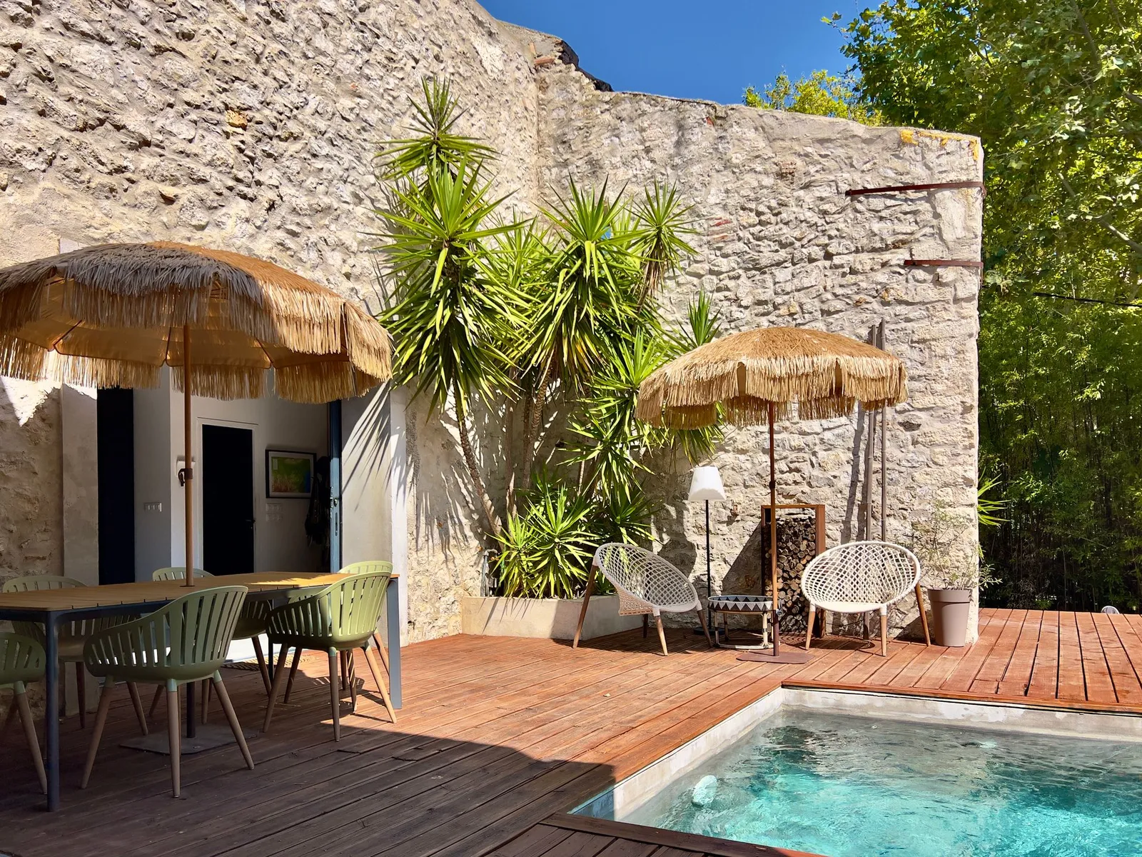 Poolterrasse des Masterpiece mit Bast-Sonnenschirmen und L-förmigem Pool