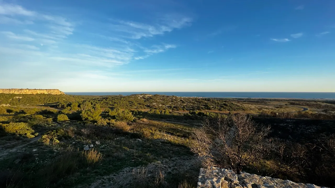 Das Massiv La Clape im Abendlicht — Kalkfelsen, Garrigue und dahinter das Mittelmeer