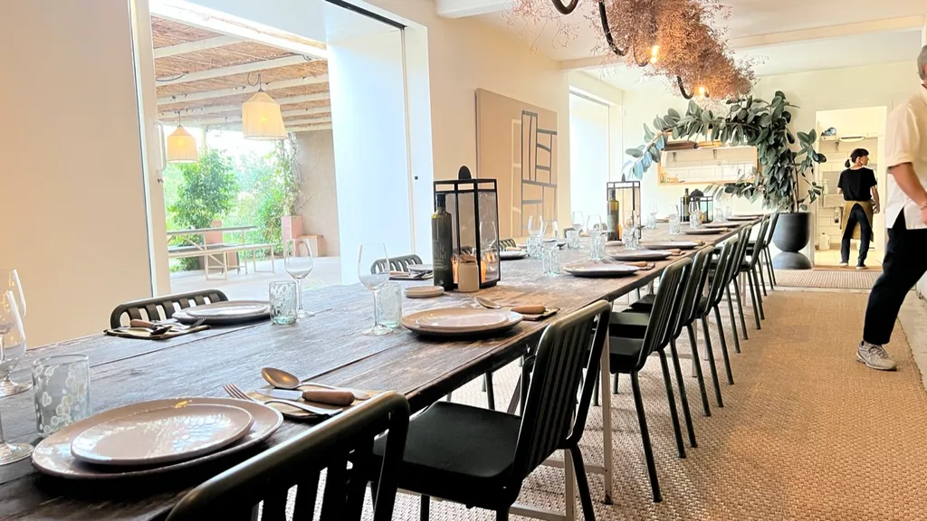 Die lange Tafel im Sommer-Restaurant von Sarrat de Goundy