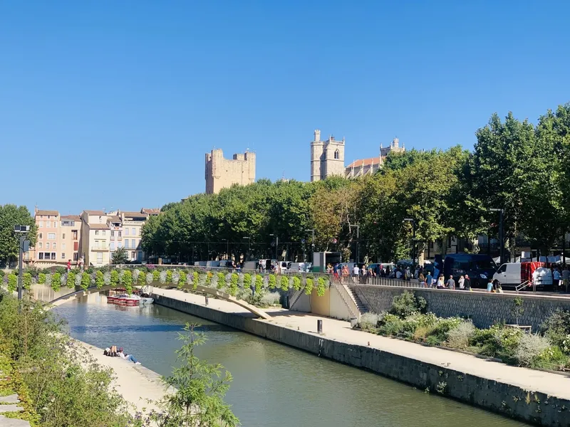 Der Canal de la Robine mit der Kathedrale Saint-Just im Hintergrund