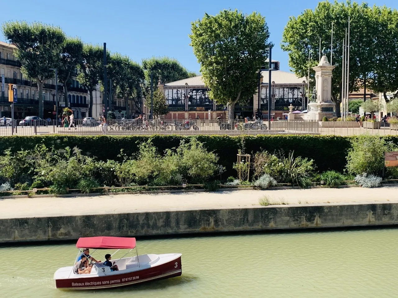 Boote auf dem Canal de la Robine, im Hintergrund die Markthalle Les Halles