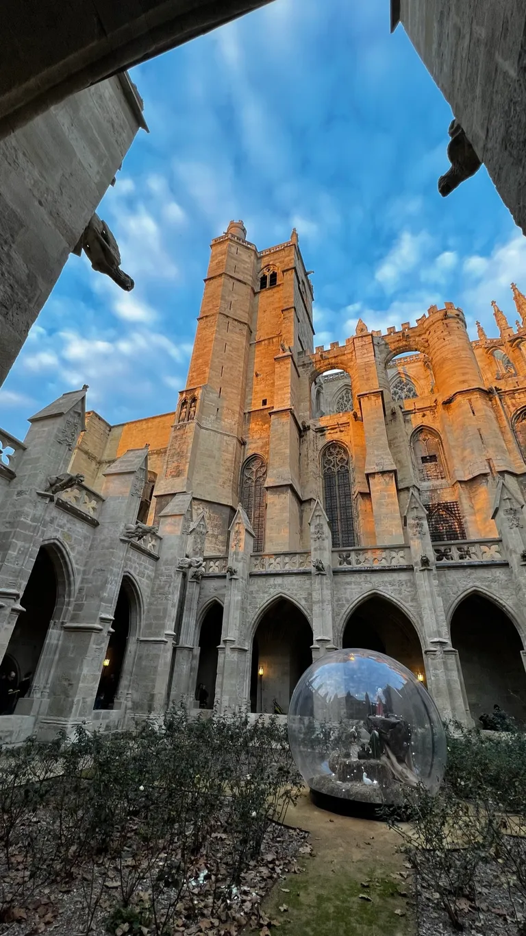 Die Kathedrale Saint-Just von außen: der Turm und die abrupt endende, nie vollendete Rückseite, vom Kreuzgang aus gesehen