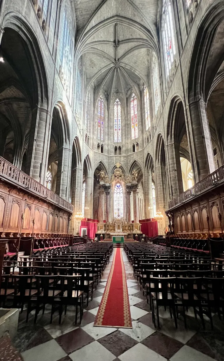 Der hohe gotische Chor im Inneren der Kathedrale Saint-Just in Narbonne mit Rippengewölbe und Bleiglasfenstern