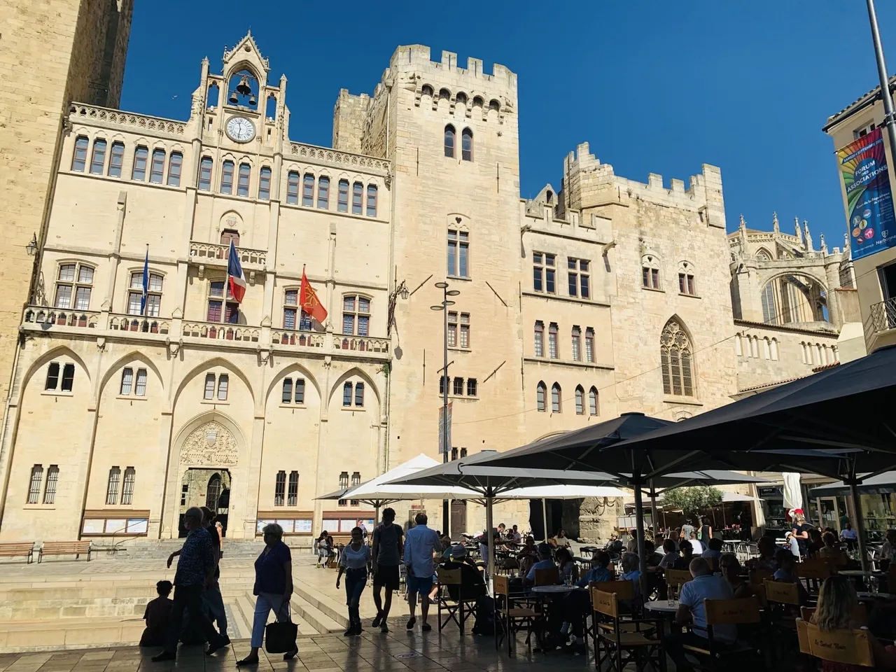 Der Erzbischofspalast an der Place de l’Hôtel de Ville in Narbonne, mit der okzitanischen Flagge