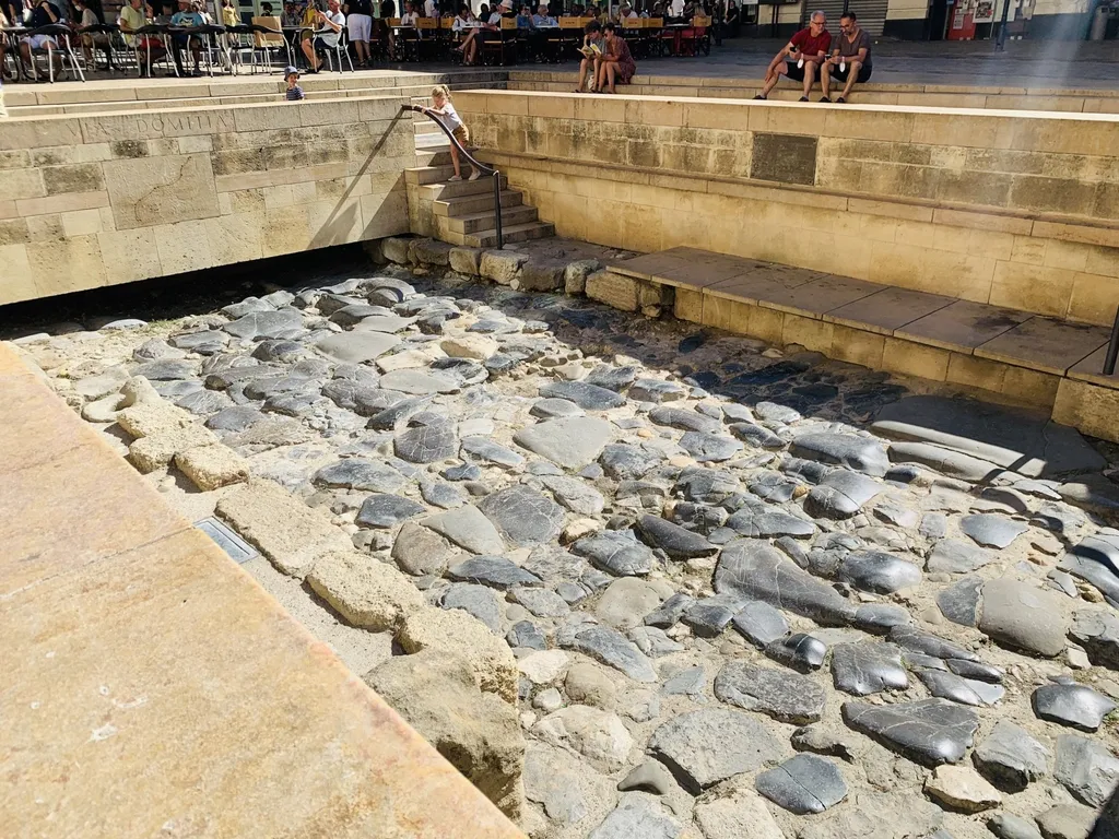 Freigelegtes Pflaster der römischen Via Domitia auf der Place de l’Hôtel de Ville in Narbonne