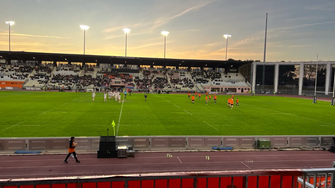 Rugbyspiel im Parc des Sports von Narbonne im Abendlicht, die Heimmannschaft in Orange