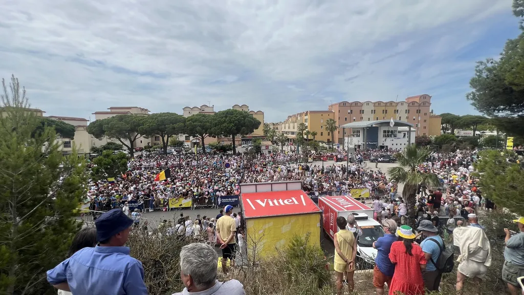 Dichtes Publikum am Etappenstart der Tour de France in Gruissan, dahinter die Häuser des Hafenviertels